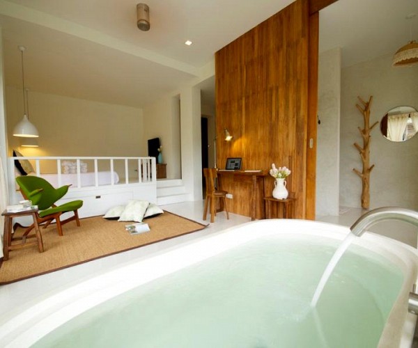 Luxury Suite with Bathtub