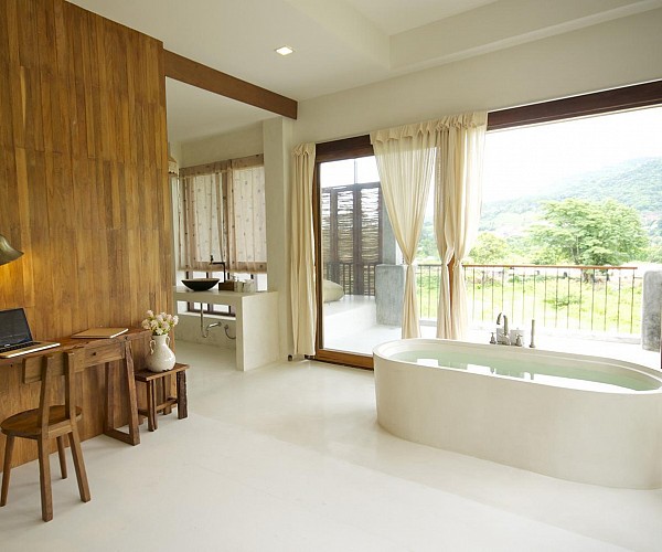 Luxury Suite with Bathtub