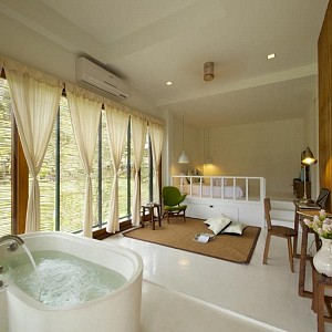 Luxury Suite with Bathtub