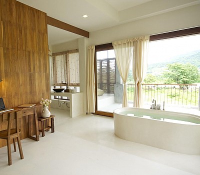 Luxury Suite with Bathtub
