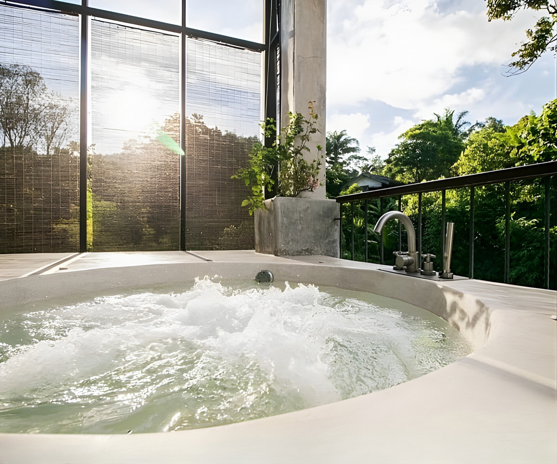 Luxury Suite with Jacuzzi