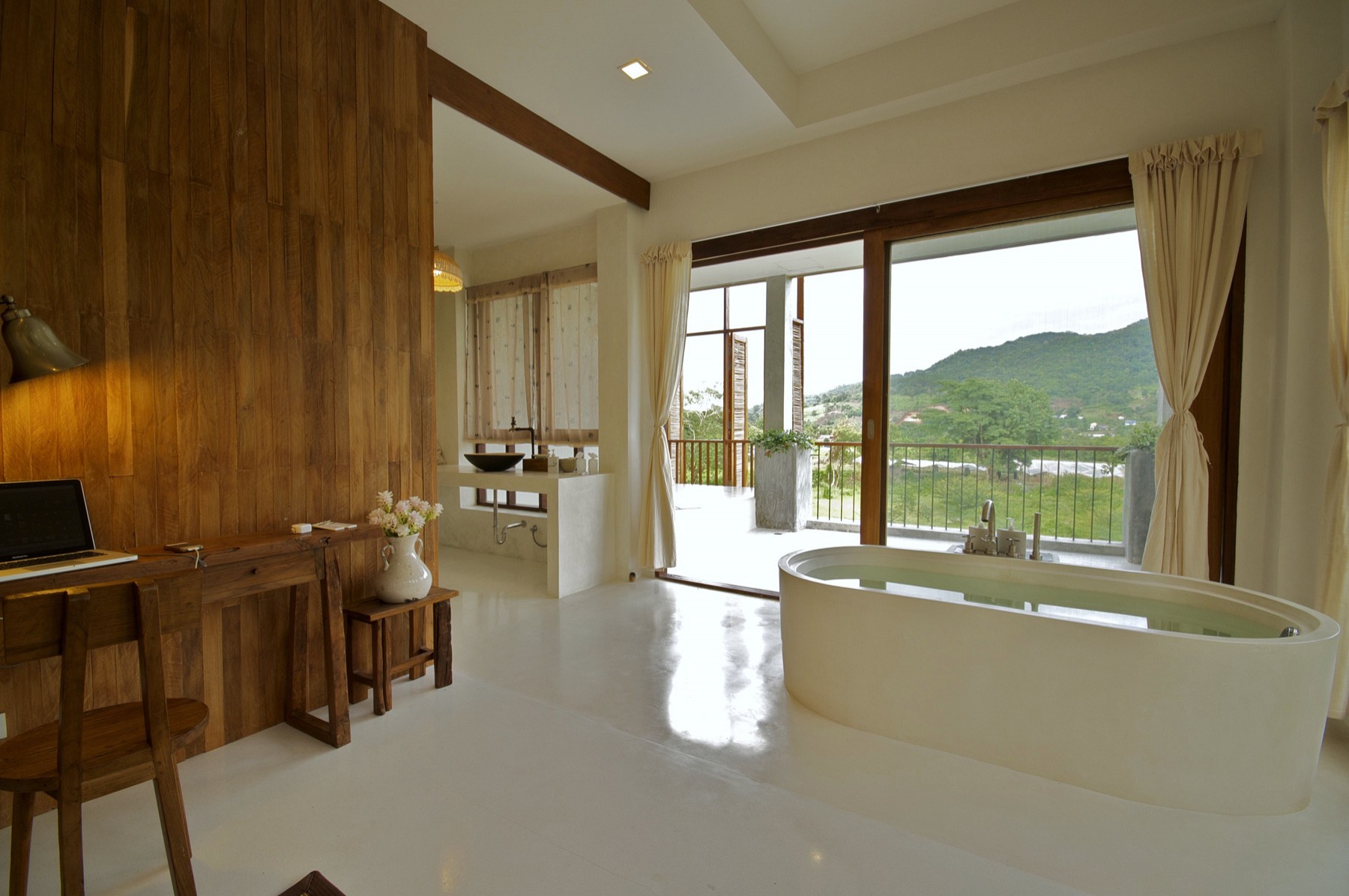 Luxury Suite with Bathtub