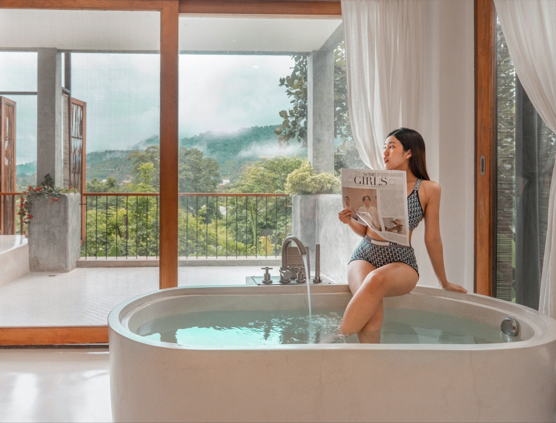 Luxury Suite with Bathtub